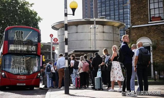 英国铁路世纪大罢工首日道路堵塞严重；千人聚集巨石阵迎夏至日出