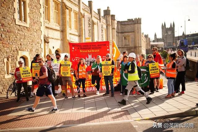 英国铁路世纪大罢工首日道路堵塞严重；千人聚集巨石阵迎夏至日出