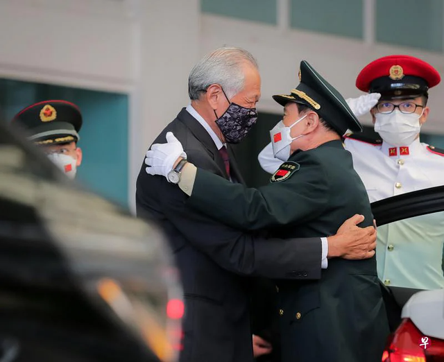 见面先来个拥抱！中新首届国防防长对话：同意恢复双边军演