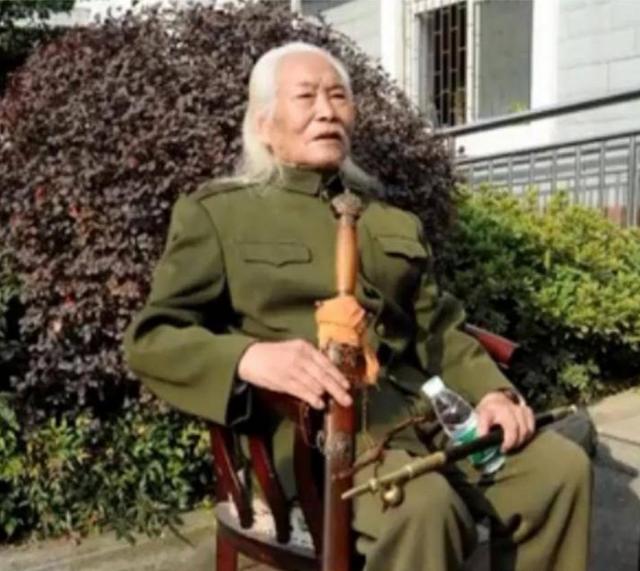 5年前，93岁老人，带34.7万，归还战友家人，结局怎样