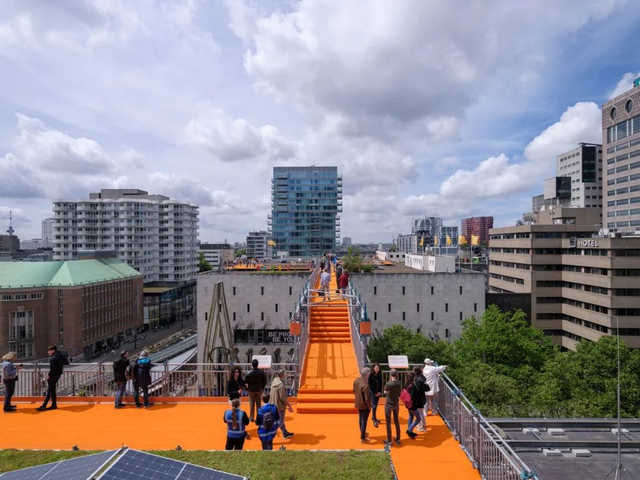 除了MVRDV 的“橙色”屋顶和“粉色”楼梯，屋顶空间还可以这样用