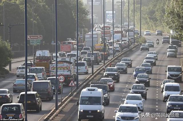 英国铁路世纪大罢工首日道路堵塞严重；千人聚集巨石阵迎夏至日出