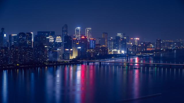 酒店拥天际景观，饱览钱塘江&西湖群山！名师操刀设计