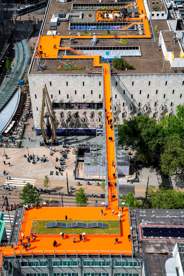 除了MVRDV 的“橙色”屋顶和“粉色”楼梯，屋顶空间还可以这样用