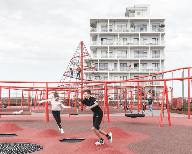 除了MVRDV 的“橙色”屋顶和“粉色”楼梯，屋顶空间还可以这样用