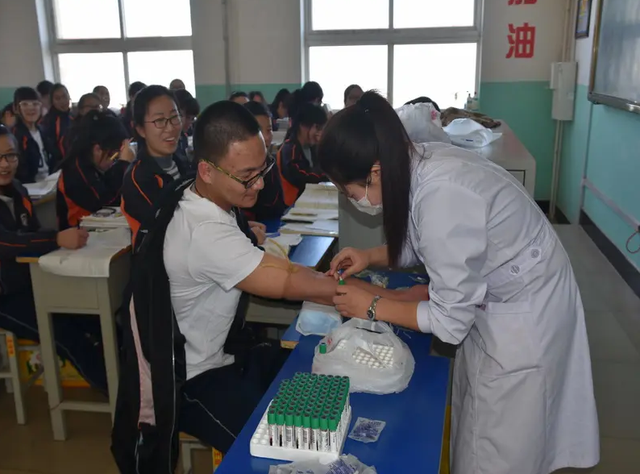 女子找回1年前走失的孩子，2008年去办身份证，发现儿子血型不对