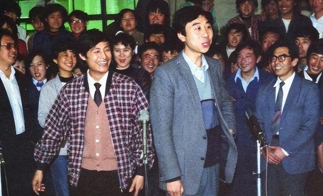 1985年，冯巩去老山阵地演出，被越军发现：中国前沿来了俩日本人