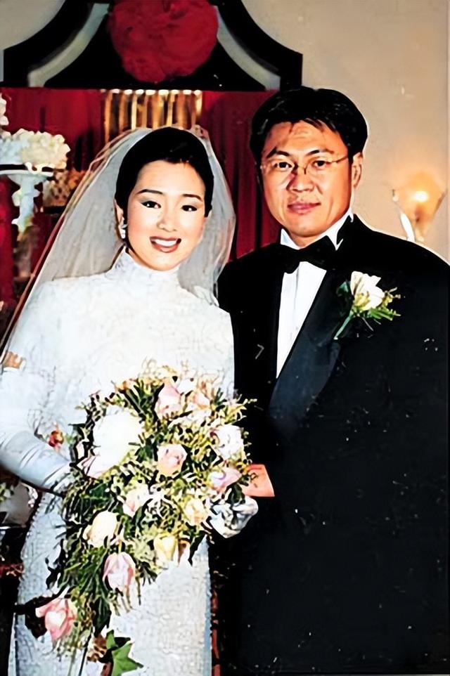 巩俐与黄和祥离婚13年：一个再婚嫁外国男人，一个单身依恋儿女