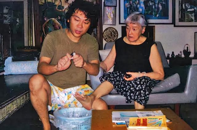 中国小伙爱上79岁的新加坡富婆，却上演了惊天骗局，密谋2亿家产