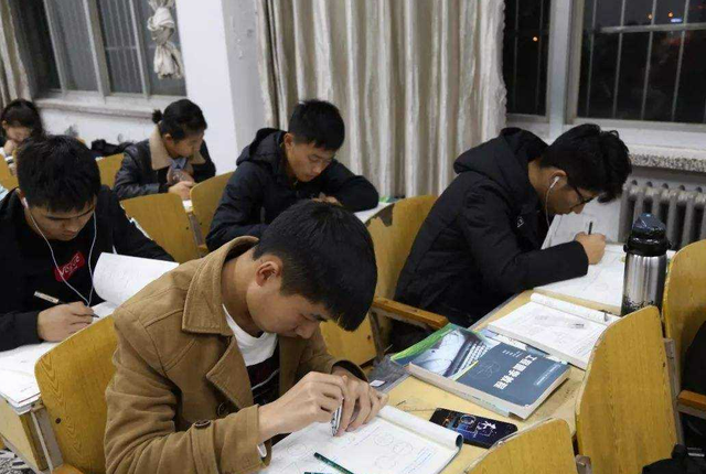 在韩留学生晒大学食堂，评论区都是人才，网友：宁古塔都没这苦