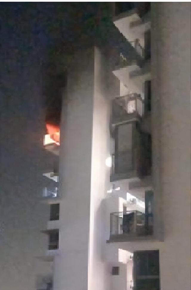 新加坡组屋凌晨突发大火，网友：着火单位就在我脚下，火势太大