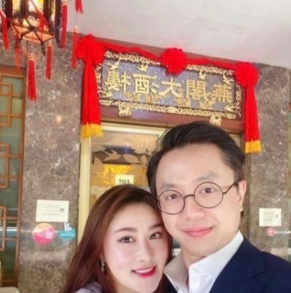 林俊杰副总裁哥哥低调订婚，中国媳妇一脸富贵相，大秀鸽子蛋婚戒