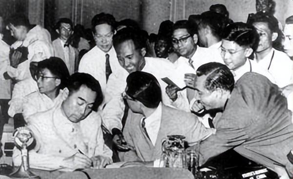 1955年，周总理座机坠毁，远在台湾的蒋介石听闻后说了一番话