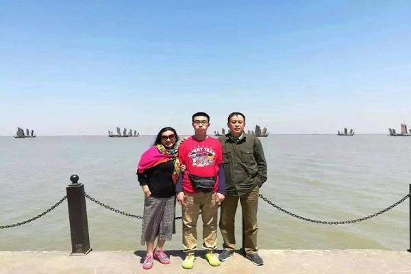 妈妈十余年同桌陪读，18岁自闭症儿子成功考上本科院校