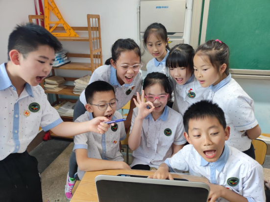 成都实小西区分校与新加坡卍慈小学开展传统文化线上交流活动