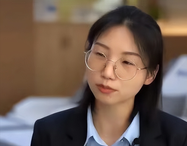 211高校女硕士，任足疗集团高层，体验基层修脚工作，误遭群嘲