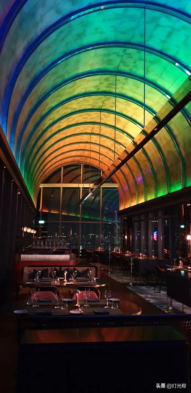 新加坡OUE Bayfront大楼餐厅灯光设计赏析