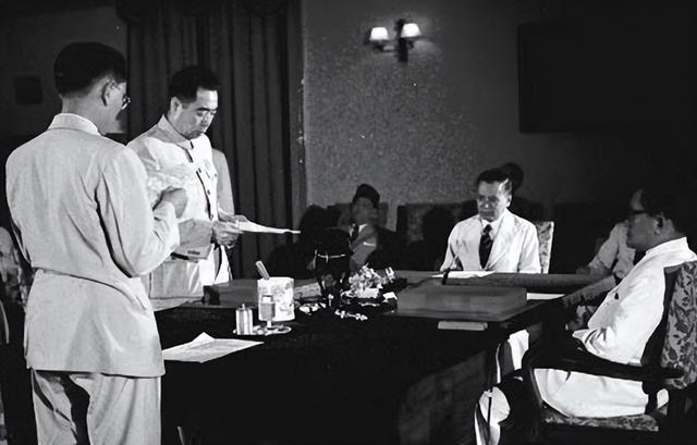 1955年，周总理座机坠毁，远在台湾的蒋介石听闻后说了一番话