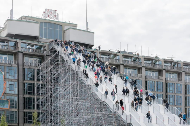 除了MVRDV 的“橙色”屋顶和“粉色”楼梯，屋顶空间还可以这样用