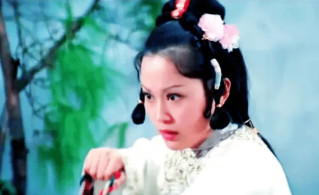 没水平就别演任盈盈，她柔中带刚英姿飒爽，她演技尴尬成路人甲