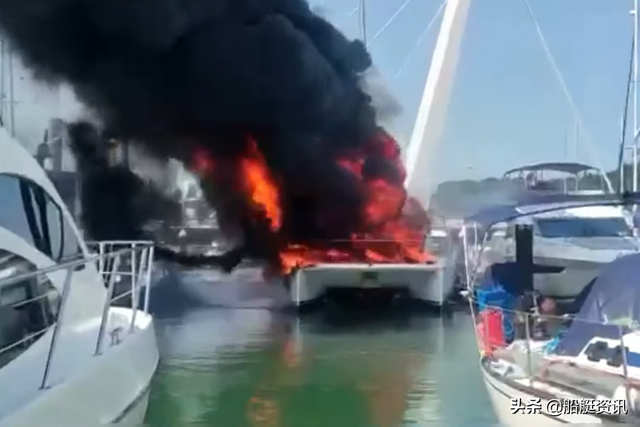 一艘双体动力艇在新加坡吉宝湾被大火烧毁