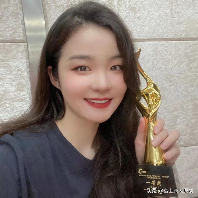 90后女孩放弃艺术团入职富士康成团宠，才貌双全，还烧得一手好菜