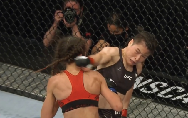 “中国丽量”！张伟丽第二回合KO乔安娜，再次获得金腰带挑战权