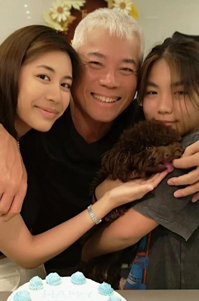 59岁「歌神」弃7年女友转娶名模！收郑俊弘为徒后反目