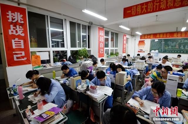拒绝“一考定终身”新加坡升学优势大盘点
