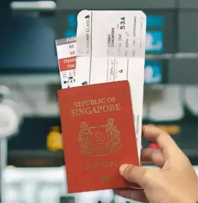 新加坡小伙出国嘚瑟秀护照，直接被取消航班？他做了什么？