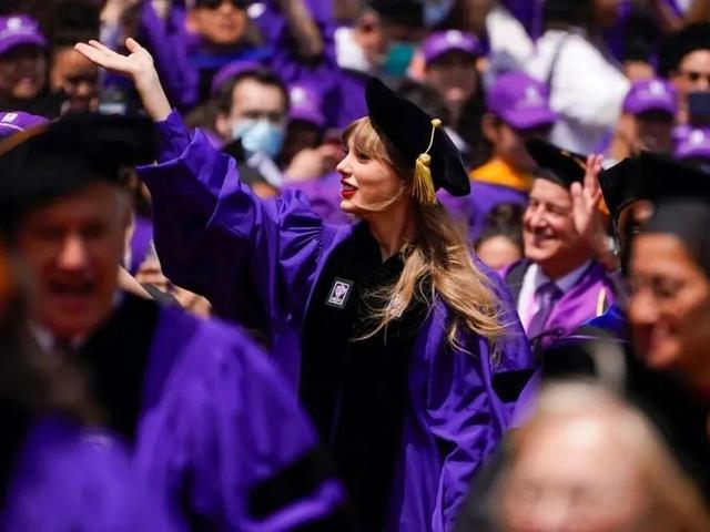 毕业季｜纽约大学毕业典礼Taylor Swift：永远不要为尝试感到羞耻