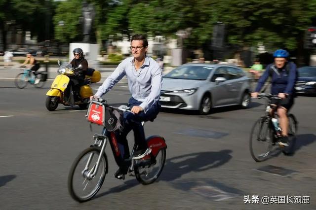 英国铁路世纪大罢工首日道路堵塞严重；千人聚集巨石阵迎夏至日出