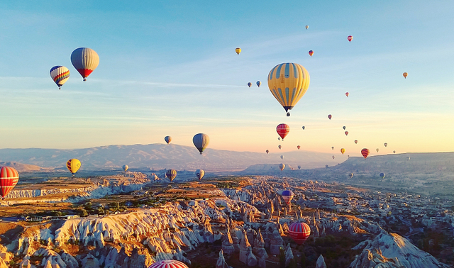 全球旅游业回暖：多国取消旅行限制政策，拉动旅游业大幅回升