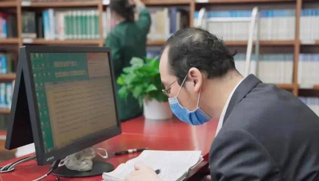 北京80后男子，做图书管理员13年，收入不高，学会十几种语言