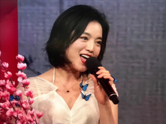 歌手白雪：离异后追爱小8岁老公，人到中年再度翻红，今幸福美满