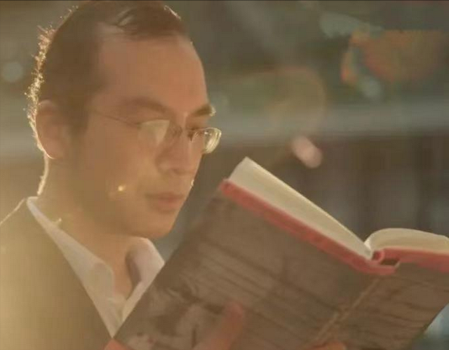 北京80后男子，做图书管理员13年，收入不高，学会十几种语言