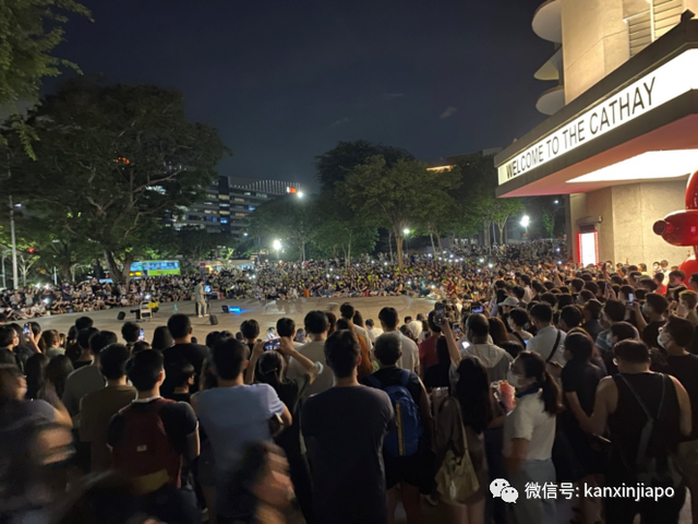 新加坡乌节路人山人海，街头表演千人观看，仿佛身临演唱会