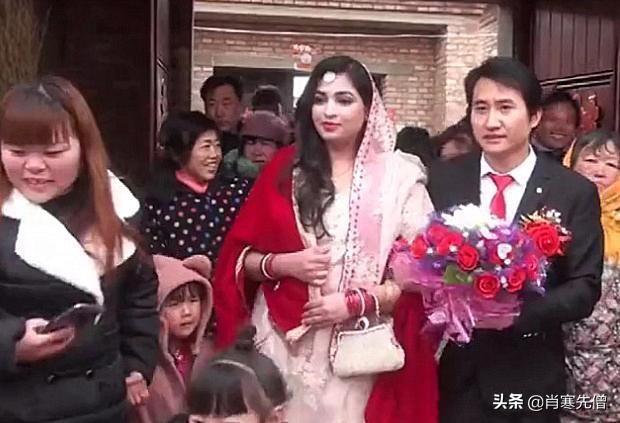 我生在富商家庭，家道中落，被迫到新加坡打工，还娶了印度媳妇