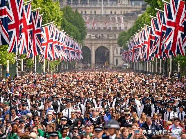 英国铁路世纪大罢工首日道路堵塞严重；千人聚集巨石阵迎夏至日出