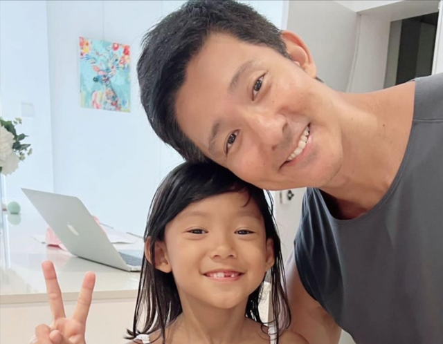演员立威廉全家确诊新冠，发文感谢妻女照顾，面容憔悴状态差