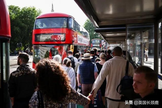 英国铁路世纪大罢工首日道路堵塞严重；千人聚集巨石阵迎夏至日出