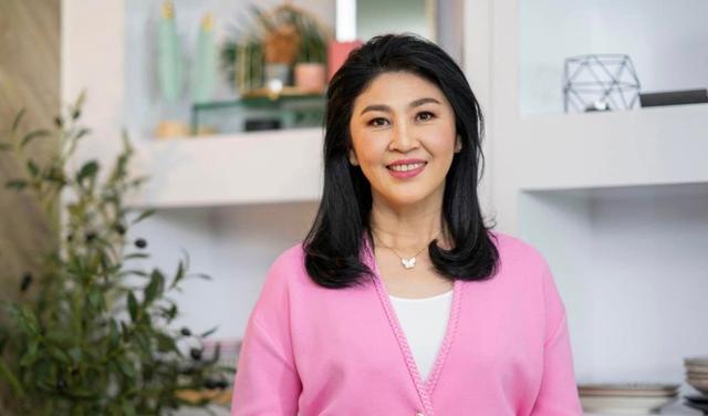 泰国前总理英拉55岁生日很开心，邀请网友进行虚拟合照，拉近距离