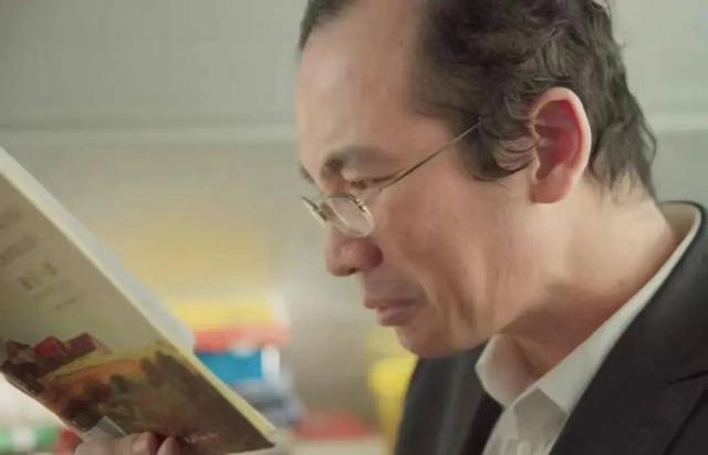 北京80后男子，做图书管理员13年，收入不高，学会十几种语言