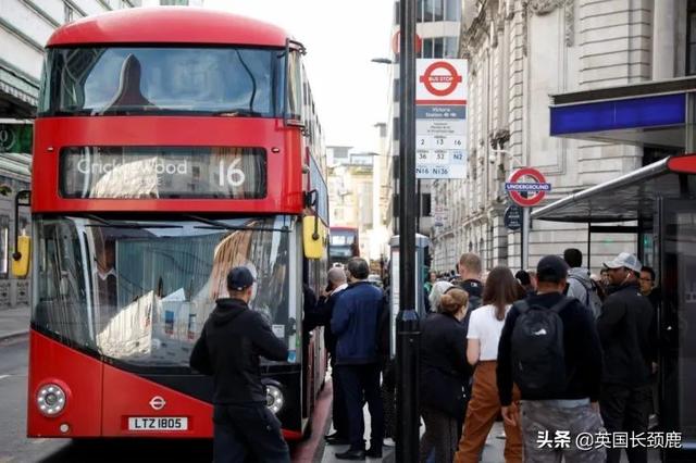 英国铁路世纪大罢工首日道路堵塞严重；千人聚集巨石阵迎夏至日出