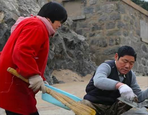 妻子辞去教师工作，跟丈夫一起守岛32年，二人年工资5700元