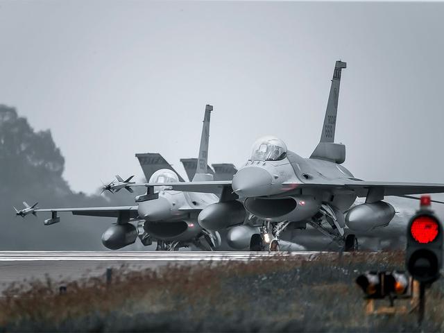 中国重申“不惜一战”，台6架F-16V飞往北美，美空中加油机会配合