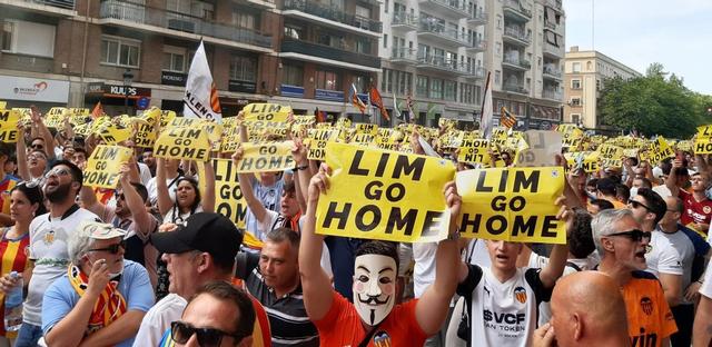 蝙蝠军团乱象丛生，继球队主席被炒后，华裔老板再遭球迷讨伐