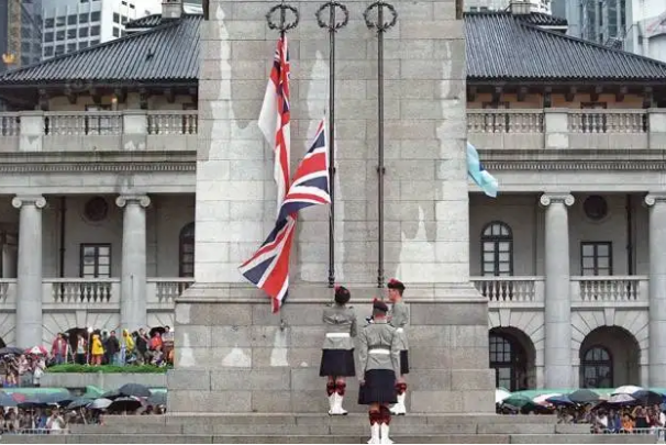 外交部原部副部长：香港回归前，英国每年拿走上千亿