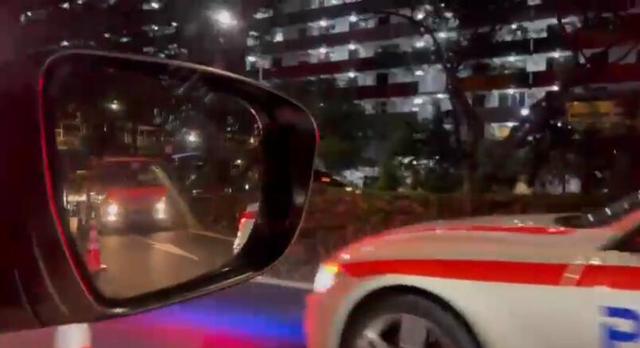 新加坡发生五车连撞事故，网友从倒车镜拍到现场画面