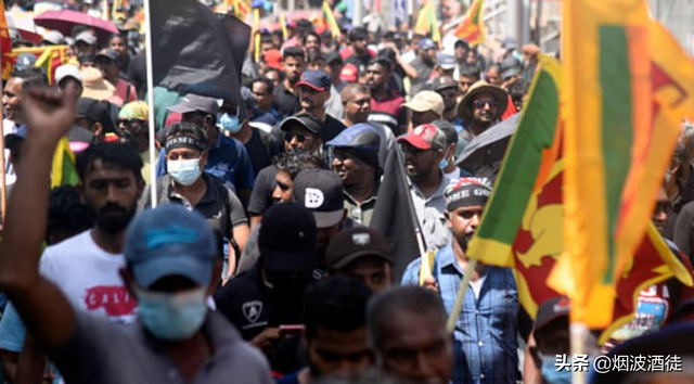 局势愈发不妙，亚洲一国突然进入紧急状态，美国将目光转向中国